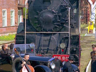 Паровозы горячие.