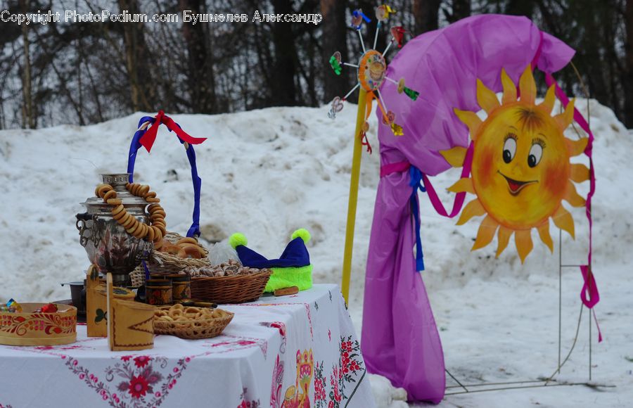 Pinata, Outdoors