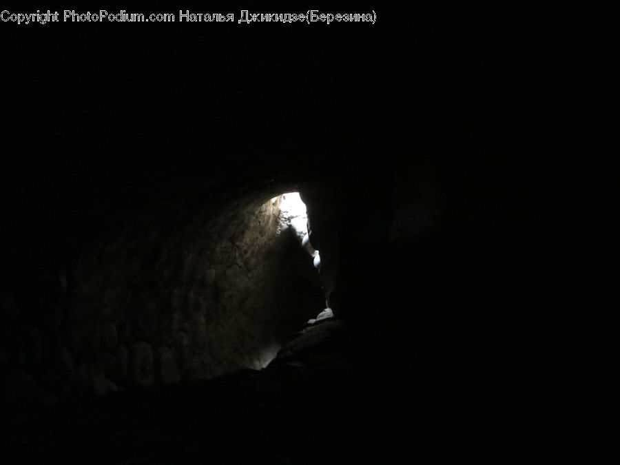 Hole, Tunnel