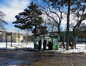 На остановке