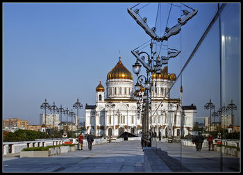 у Храма