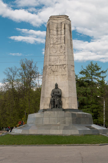 Владимир. Монумент в честь 850-летия города.