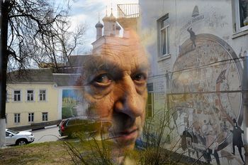 Художник Владимир Овчинников, расписавший своими историческими фресками город Боровск