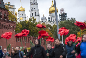 Москва. Кремлёвская набережная. Парад в честь открытия XIX Олимпиады Молодежи в Сочи 2017.