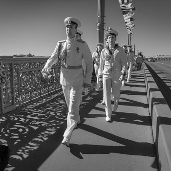 Тени Благовещенского моста
