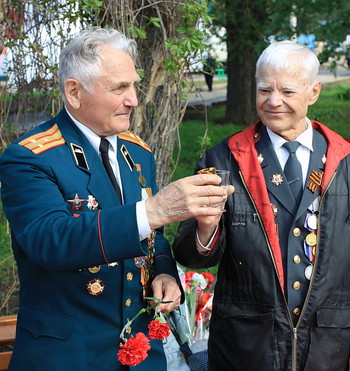 За павших и живых.