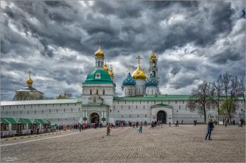 Небесная стихия над Лаврой