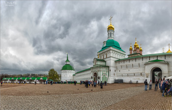 У стен Троице-Сергиевой Лавры