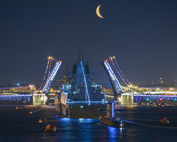 Восход красного полумесяца.