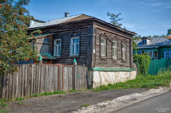 Рябина у старого дома