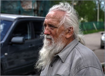 Седой старик.