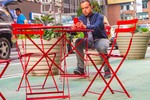 Михаил Рассадин : Мужчина с красным смартфоном 