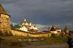 Игорь Останин : Из серии Соловки, у монастырской стены 